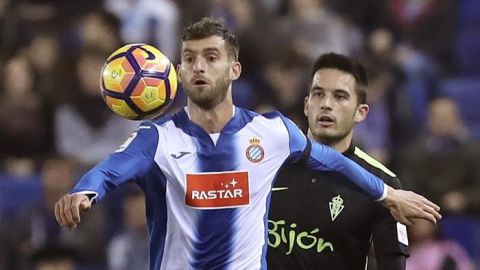 Leo Baptistao intenta marcharse de Isma L&oacute;pez.