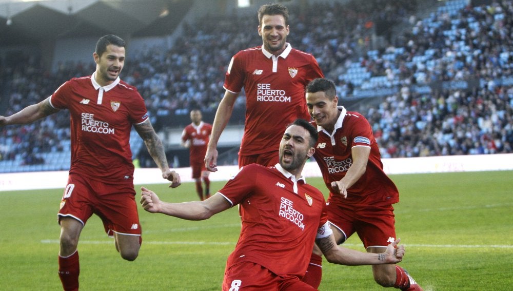 Vicente Iborra celebra uno de sus goles contra el Celta
