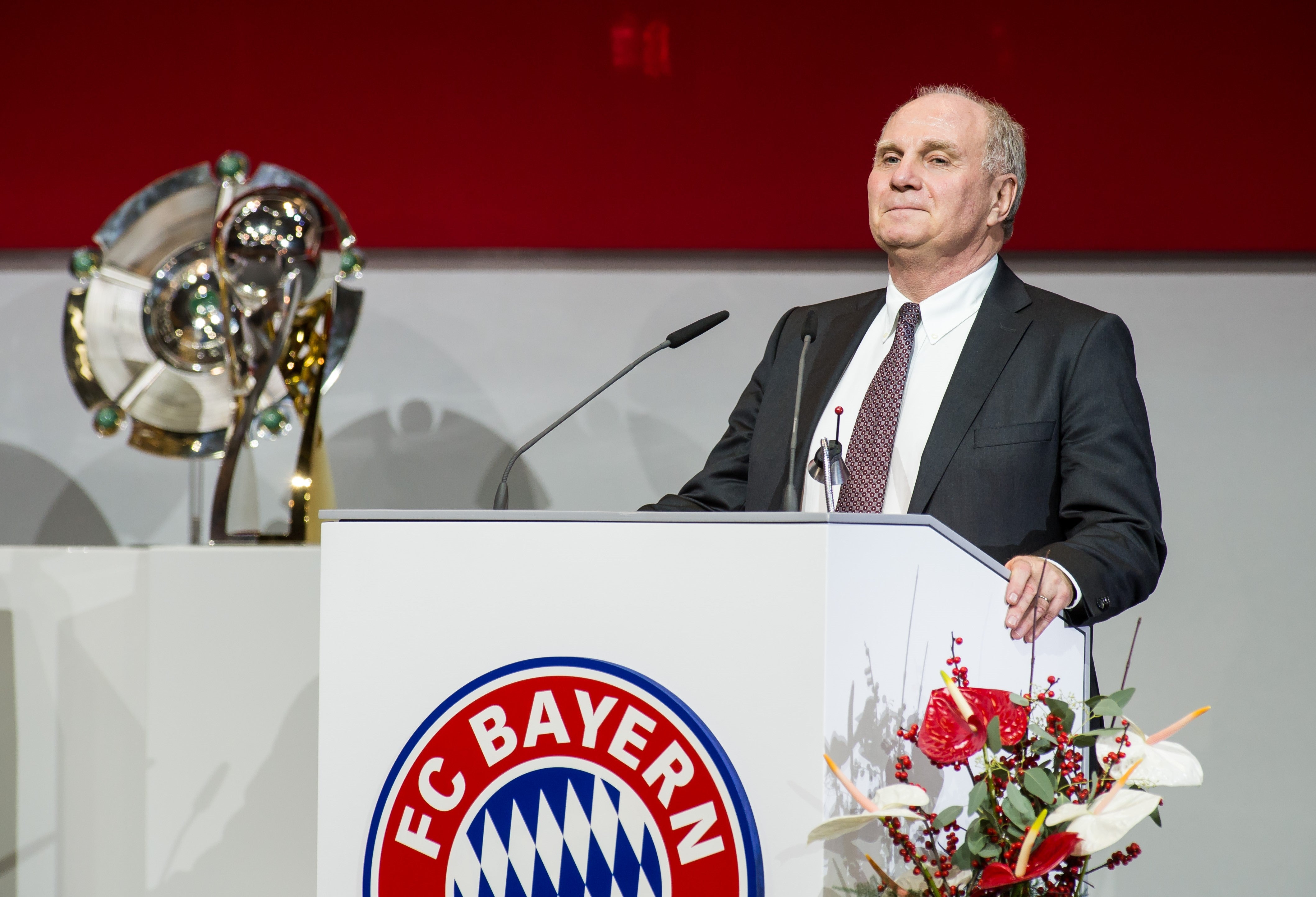 El presidente del Bayern de Múnich exige a los jugadores extranjeros que hablen alemán en el vestuario "o pagarán una multa" El presidente del Bayern de Múnich exige a los jugadores extranjeros que hablen alemán en el vestuario "o pagarán una multa"