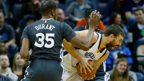 Marc Gasol entra a canasta ante la defensa de Kevin Durant y Draymond Green Marc Gasol entra a canasta ante la defensa de Kevin Durant y Draymond Green