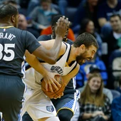 Marc Gasol entra a canasta ante la defensa de Kevin Durant y Draymond Green Marc Gasol entra a canasta ante la defensa de Kevin Durant y Draymond Green