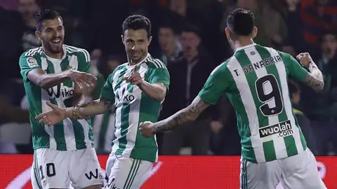 Rubén Castro celebra el gol con Sanabria. Rubén Castro celebra el gol con Sanabria.