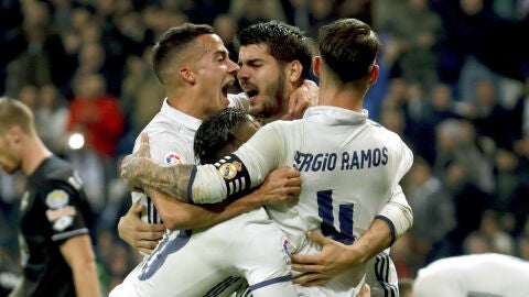El Real Madrid celebra su victoria contra el Deportivo de la Coru&ntilde;a