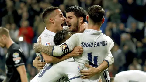 El Real Madrid celebra su victoria contra el Deportivo de la Coruña El Real Madrid celebra su victoria contra el Deportivo de la Coruña