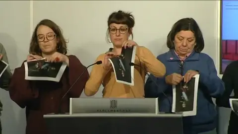 Frame 2.175117 de: Diputados de la CUP rompen fotografías de Felipe VI y afirman: ''No tenemos miedo, no tenemos rey'" Frame 2.175117 de: Diputados de la CUP rompen fotografías de Felipe VI y afirman: ''No tenemos miedo, no tenemos rey'"