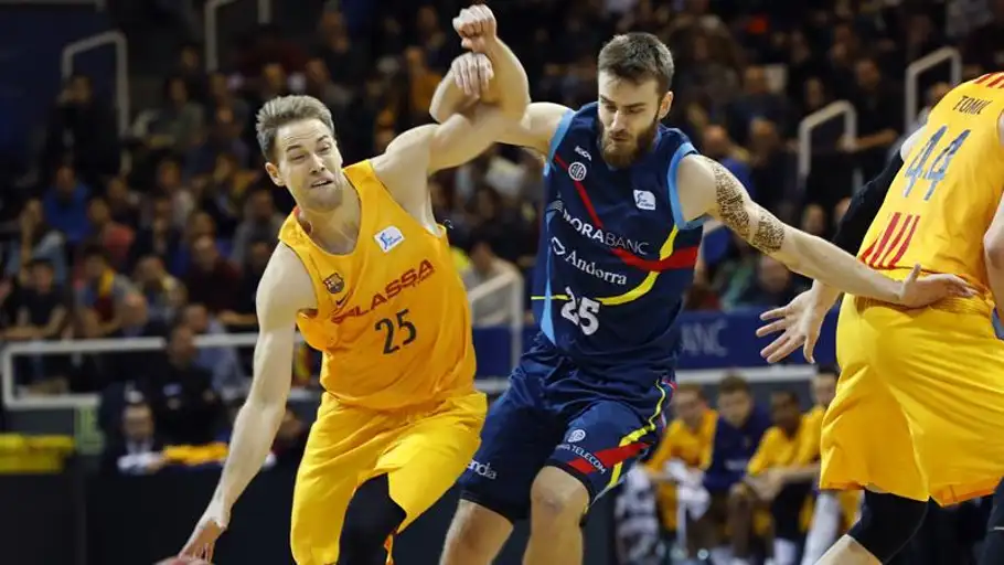 El finlandés Petteri Koponen, base del FC Barcelona Lassa, conduce el balón ante David Jelinek, alero del MoraBanc Andorra El finlandés Petteri Koponen, base del FC Barcelona Lassa, conduce el balón ante David Jelinek, alero del MoraBanc Andorra