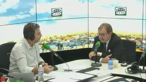 Frame 1142.429096 de: Juan Luis Cebrián: "Sólo hay algo parecido al deterioro de la clase política española y es el de los medios de comunicación" Frame 1142.429096 de: Juan Luis Cebrián: "Sólo hay algo parecido al deterioro de la clase política española y es el de los medios de comunicación"