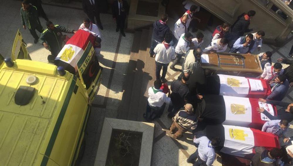 Varios de los ataúdes de las víctimas del atentado contra la catedral copta durante los preparativos para el funeral en la Iglesia de la Virgen María en El Cairo (Egipto)