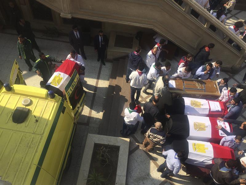 El papa copto Teodoro II oficia una misa por los 23 muertos en el atentado en Egipto El papa copto Teodoro II oficia una misa por los 23 muertos en el atentado en Egipto