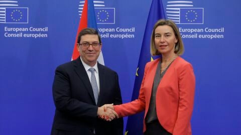El ministro cubano de Exteriores, Bruno Rodr&iacute;guez, saluda a la jefa de la diplomacia europea, Federica Mogherini