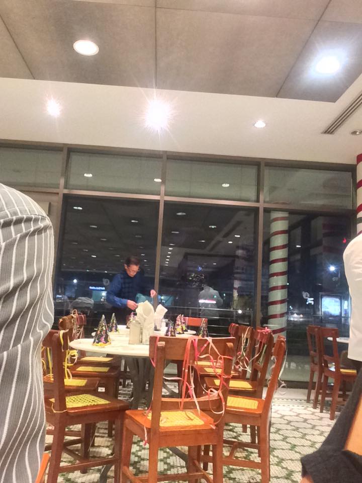 El hombre que celebró su 61 cumpleaños rodeados de extraños en un bar solo estaba haciendo un experimento social El hombre que celebró su 61 cumpleaños rodeados de extraños en un bar solo estaba haciendo un experimento social