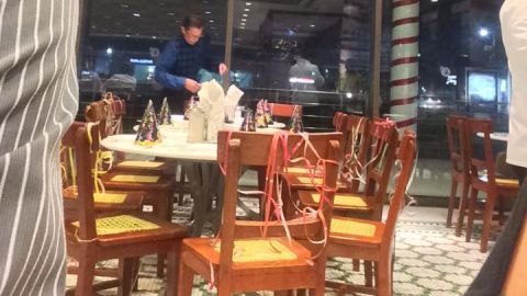 Decora la mesa y las sillas para celebrar su cumplea&ntilde;os