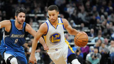 Stephen Curry corre con el balón mientras es defendido por Ricky Rubio Stephen Curry corre con el balón mientras es defendido por Ricky Rubio