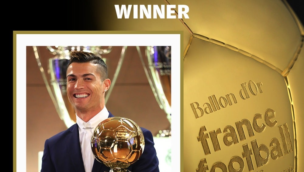 Cristiano Ronaldo sostiene su cuarto Balón de Oro
