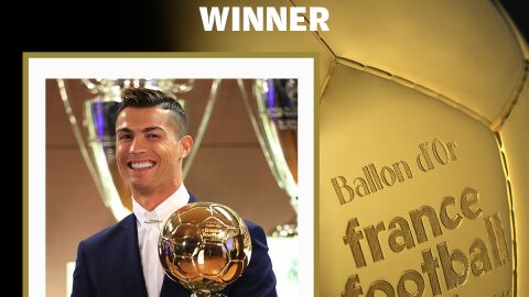 Cristiano Ronaldo sostiene su cuarto Bal&oacute;n de Oro