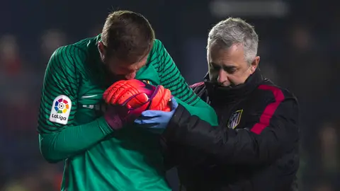 Oblak se retira lesionado del Madrigal Oblak se retira lesionado del Madrigal