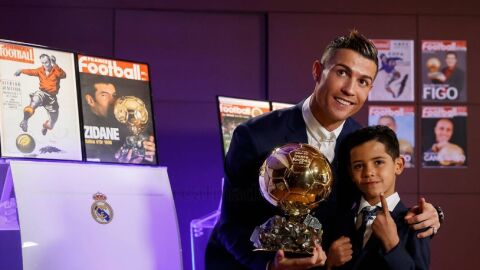 Cristiano Ronaldo posa con su cuarto Bal&oacute;n de Oro