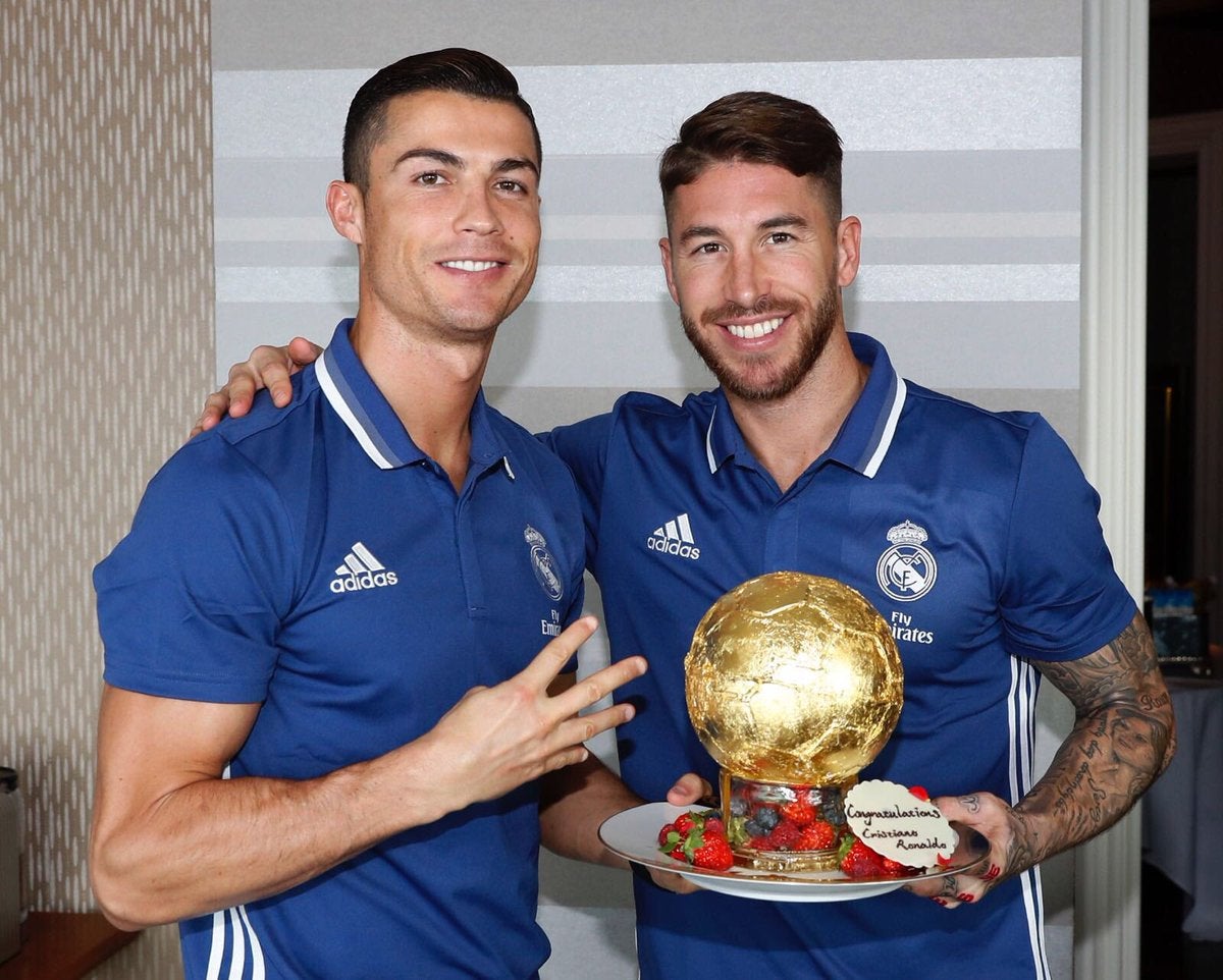 La plantilla del Real Madrid felicita a Cristiano por el Balón de Oro y le regala una tarta con la forma del trofeo La plantilla del Real Madrid felicita a Cristiano por el Balón de Oro y le regala una tarta con la forma del trofeo