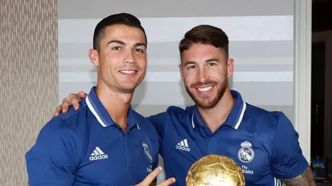 Cristiano Ronaldo y Sergio Ramos posan con la tarta del Balón de Oro Cristiano Ronaldo y Sergio Ramos posan con la tarta del Balón de Oro