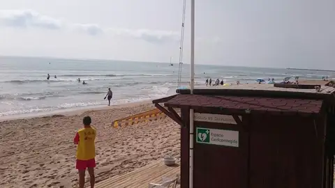Uno de los puestos de socorro de las playas de Elche este verano. Denuncia