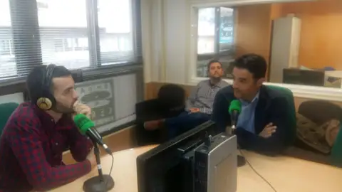 Monserrate Hernández entrevistando a Toril, entrenador del Elche CF El técnico franjiverde ha estado en Onda Deportiva Elche