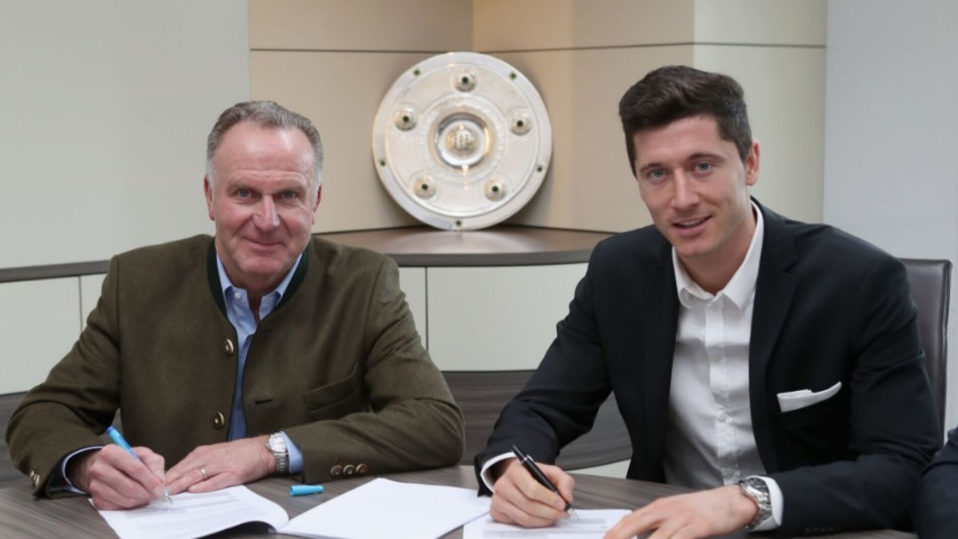 Lewandowski firma la prolongación de su contrato con el Bayern