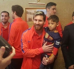 Leo Messi se saca una fotografía junto a Murtaza Leo Messi se saca una fotografía junto a Murtaza