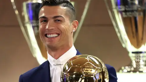 Cristiano Ronaldo sonríe tras ganar el Balón de Oro Cristiano Ronaldo sonríe tras ganar el Balón de Oro