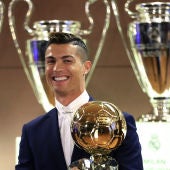 Cristiano Ronaldo sonríe tras ganar el Balón de Oro