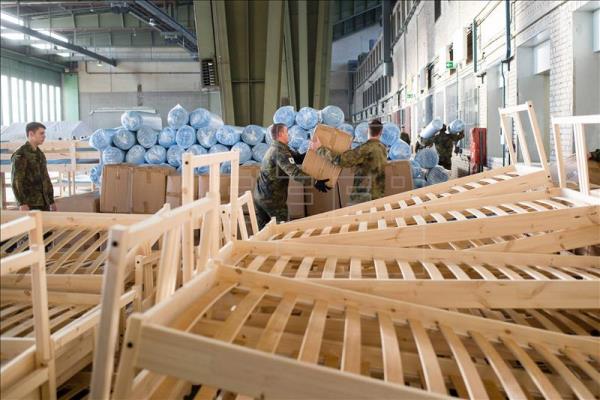 La Policía alemana registra un centro de acogida de refugiados en Berlín La Policía alemana registra un centro de acogida de refugiados en Berlín