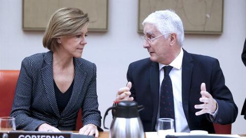 La ministra de Defensa, Mar&iacute;a Dolores de Cospedal, conversa con el presidente de la Comisi&oacute;n de Defensa del Congreso, Jos&eacute; Mar&iacute;a Barreda