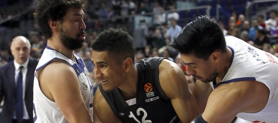 Llull y Ayón intentan robar el balón a Maodo Lo Llull y Ayón intentan robar el balón a Maodo Lo