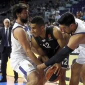 Llull y Ayón intentan robar el balón a Maodo Lo Llull y Ayón intentan robar el balón a Maodo Lo