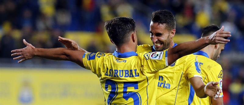 Los isleños castigan los errores oscenses y pasan a octavos de final Los isleños castigan los errores oscenses y pasan a octavos de final