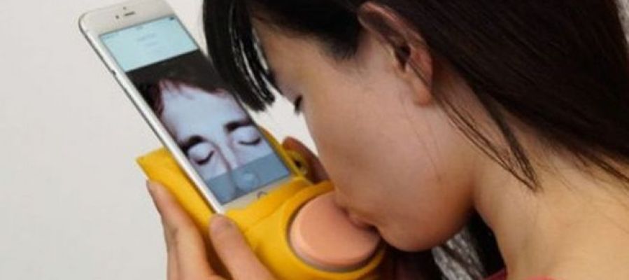 Un nuevo gadget que permite besar a través de videollamadas Un nuevo gadget que permite besar a través de videollamadas