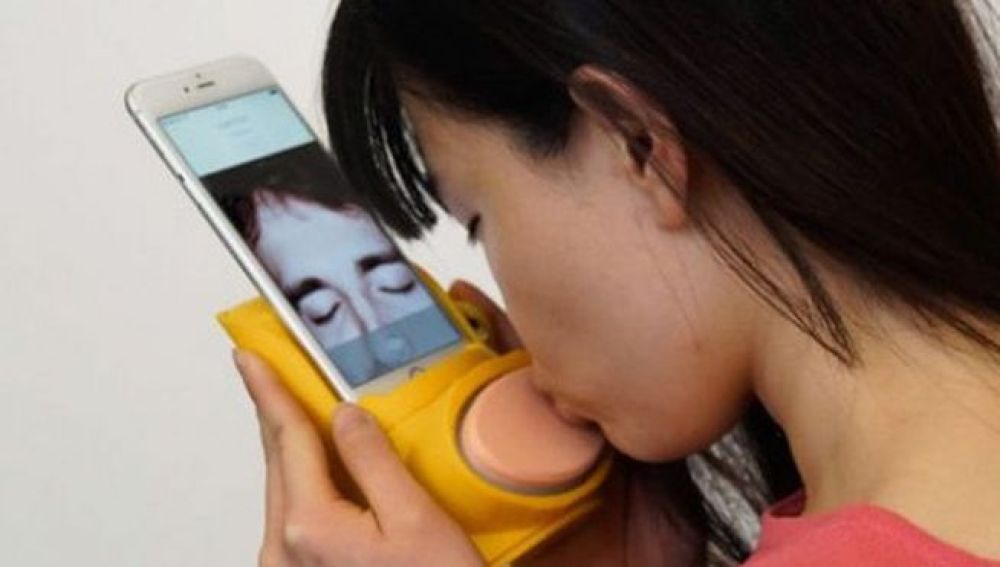 Un nuevo gadget que permite besar a través de videollamadas 