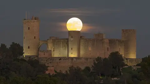 El castillo mallorquín de Bellver. La superluna en el castillo mallorquín de Bellver