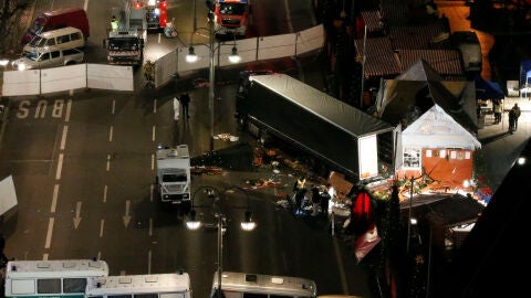 El cami&oacute;n tras chocar con el mercado navide&ntilde;o