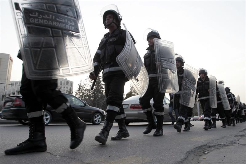 Mueren cuatro policías en un tiroteo con hombres atrincherados en el sur de Jordania Mueren cuatro policías en un tiroteo con hombres atrincherados en el sur de Jordania