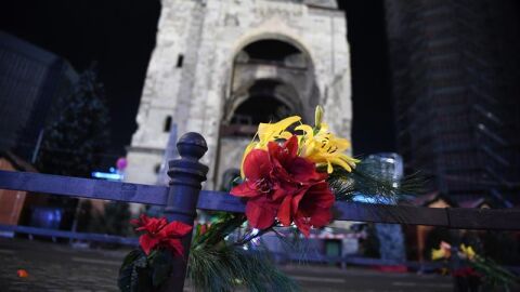 Un ramo de flores en el mercado de Berl&iacute;n donde se produjo el atentado