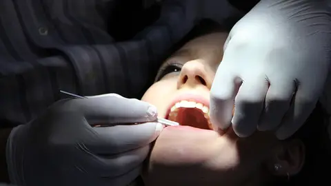 Un dentista trabajando Haz el favor y ve al dentista. ¡Esas molestias mandibulares pueden estar pidiendo a gritos un médico!