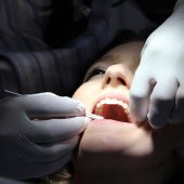 Un dentista trabajando