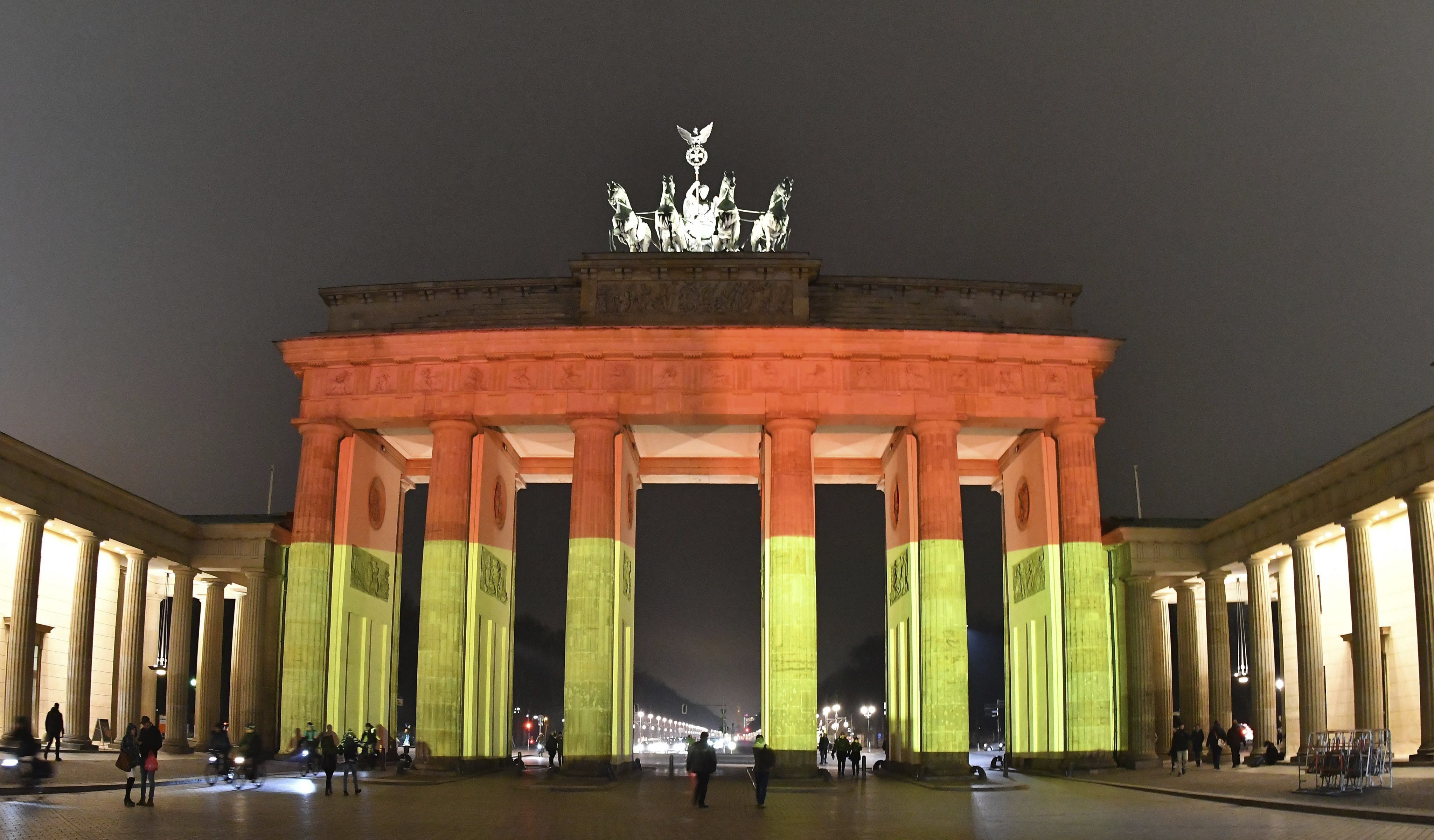 La puerta de Brandeburgo se tiñe con los colores de Alemania en recuerdo de las víctimas de Berlín La puerta de Brandeburgo se tiñe con los colores de Alemania en recuerdo de las víctimas de Berlín