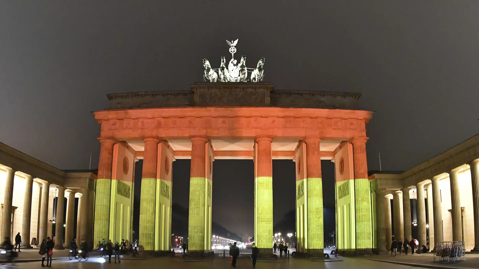 Puerta de Brandenburgo con los colores de la bandera nacional