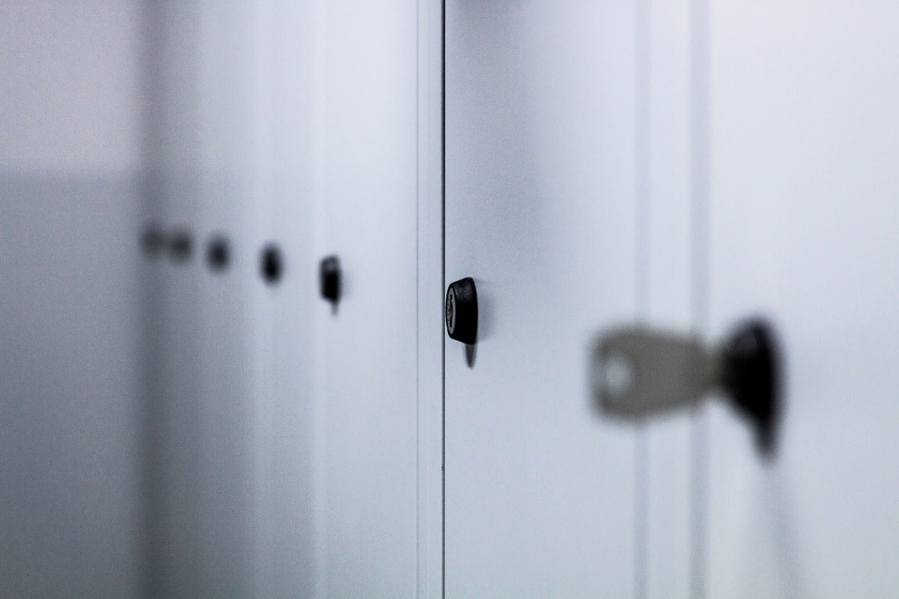 Detenido tras grabar a mujeres en los vestuarios de unas instalaciones deportivas de Irun Detenido tras grabar a mujeres en los vestuarios de unas instalaciones deportivas de Irun