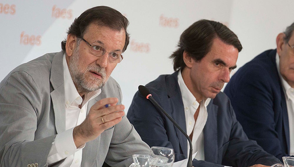 Rajoy asume con tranquilidad y normalidad la decisión de Aznar de dejar la Presidencia de honor del PP Rajoy asume con tranquilidad y normalidad la decisión de Aznar de dejar la Presidencia de honor del PP