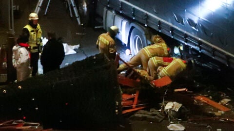 Los equipos de emergencias tratan de liberar a personas atrapadas