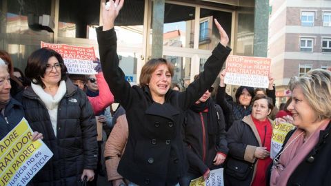 Juana Rivas en la manifestaci&oacute;n contra la decisi&oacute;n del juez