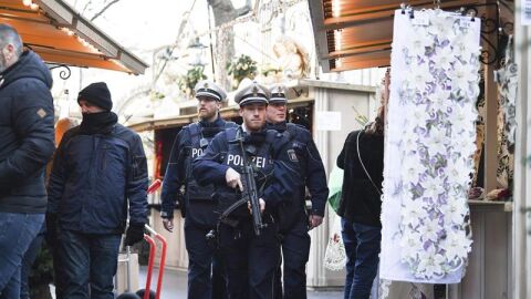 Agentes de polic&iacute;a patrullan por el mercadillo navide&ntilde;o en Berl&iacute;n