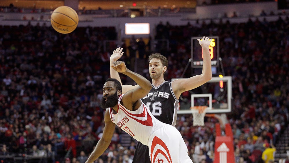 Pau Gasol disputa un balón con James Harden